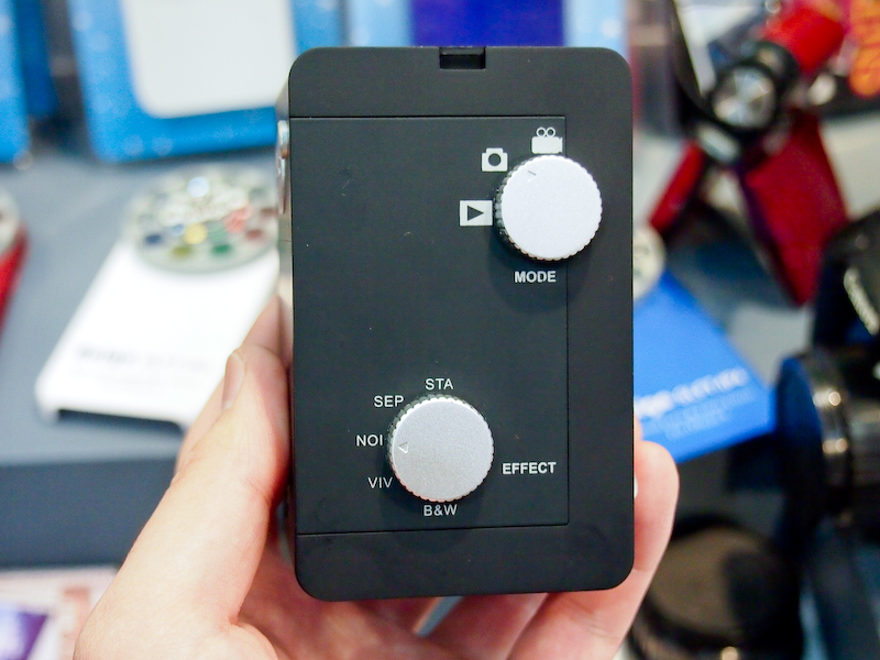 <b>側面のダイヤルで撮影モードとカラーモードを変更できる</b>