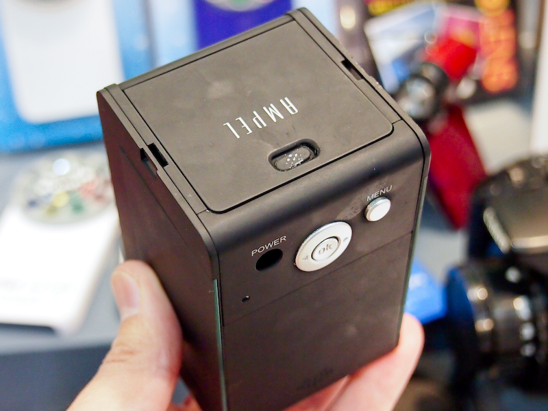 <b>モックアップなので動作しなかったが、実際には上部のファインダーフードが開く</b>