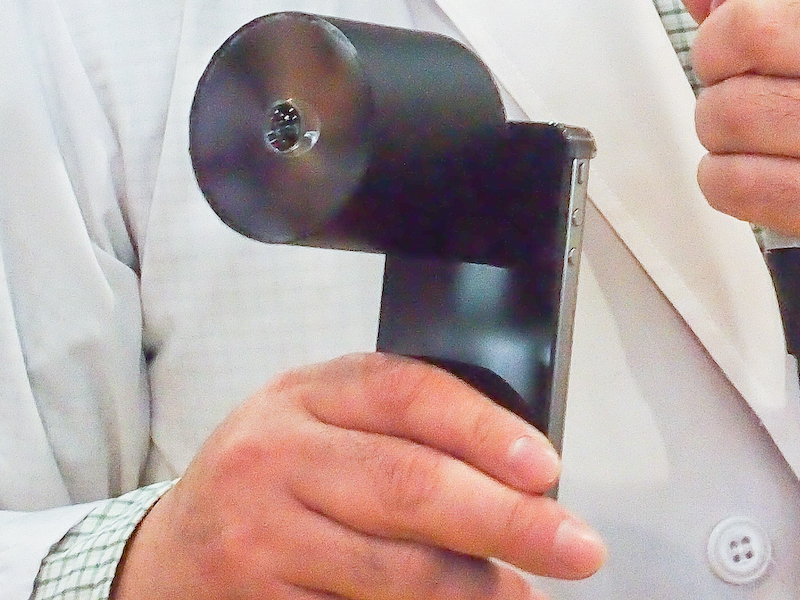 <b>宙玉for iPhone。取り付け用のケースも付属する</b>