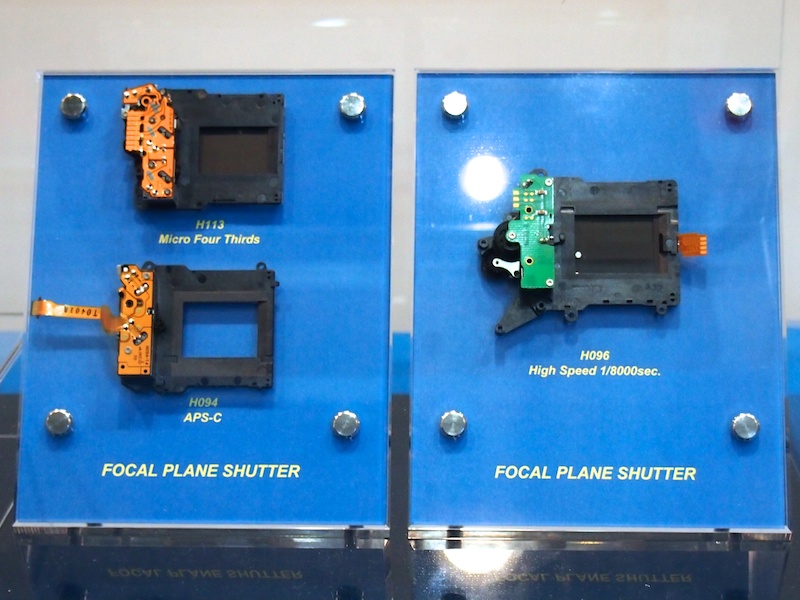 <b>シャッターユニット。左が高速タイプ。右は上からマイクロフォーサーズ用、APS-Cサイズ用</b>