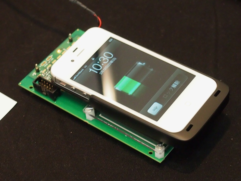 <b>充電しているところ。5Wと電力が少ないものの、サービス産業での普及がすすめば、休憩中などでのちょっとした充電が可能になりそう</b>