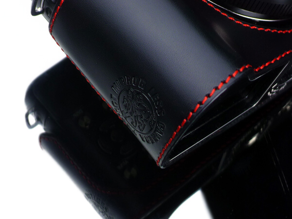 <b>ロゴマークを刻印</b>