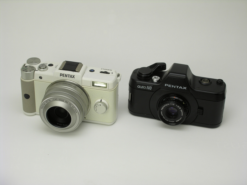 <b>PENTAX Q（左）とペンタックスオート110</b>