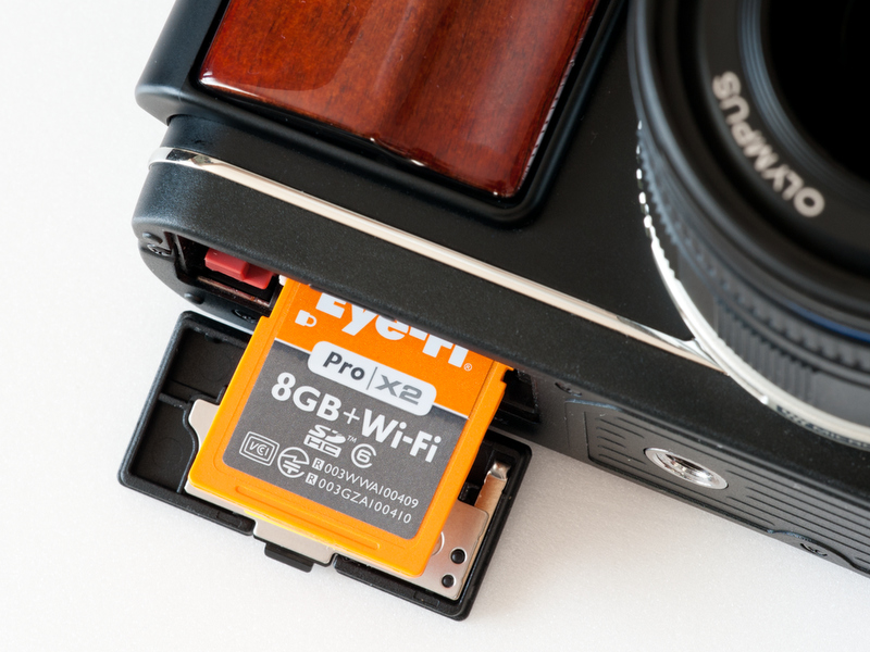 <b>E-P3から正式にEye-Fi対応。筆者のは容量8GBでRAW対応のEye-Fi Pro X2である</b>