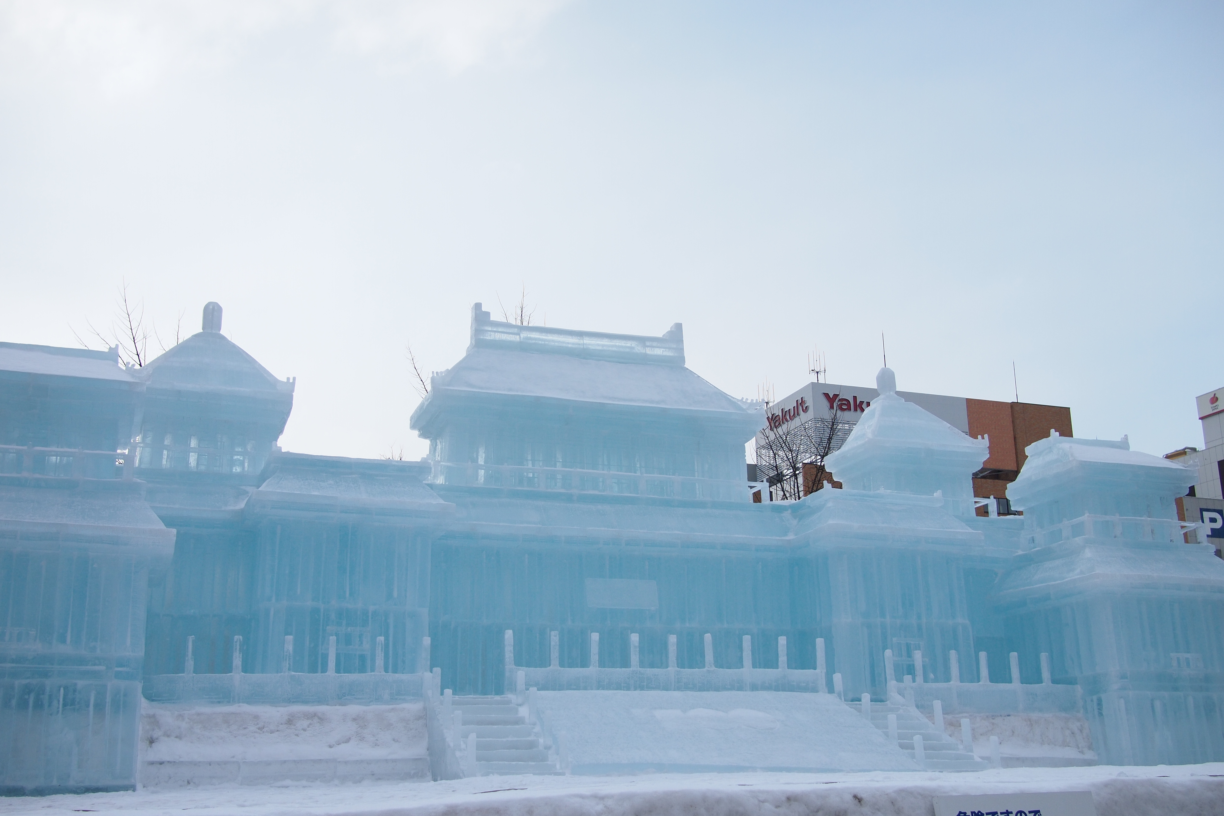 <b>台湾の「故宮博物館」。これは雪像じゃなくて氷像。夜はきれいそう。E-P3 / LUMIX G 20mm F1.7 / 4,032×2,688 / F3.2 / 1/2,000秒 / 1.3EV / WB:晴天 / 20mm</b>