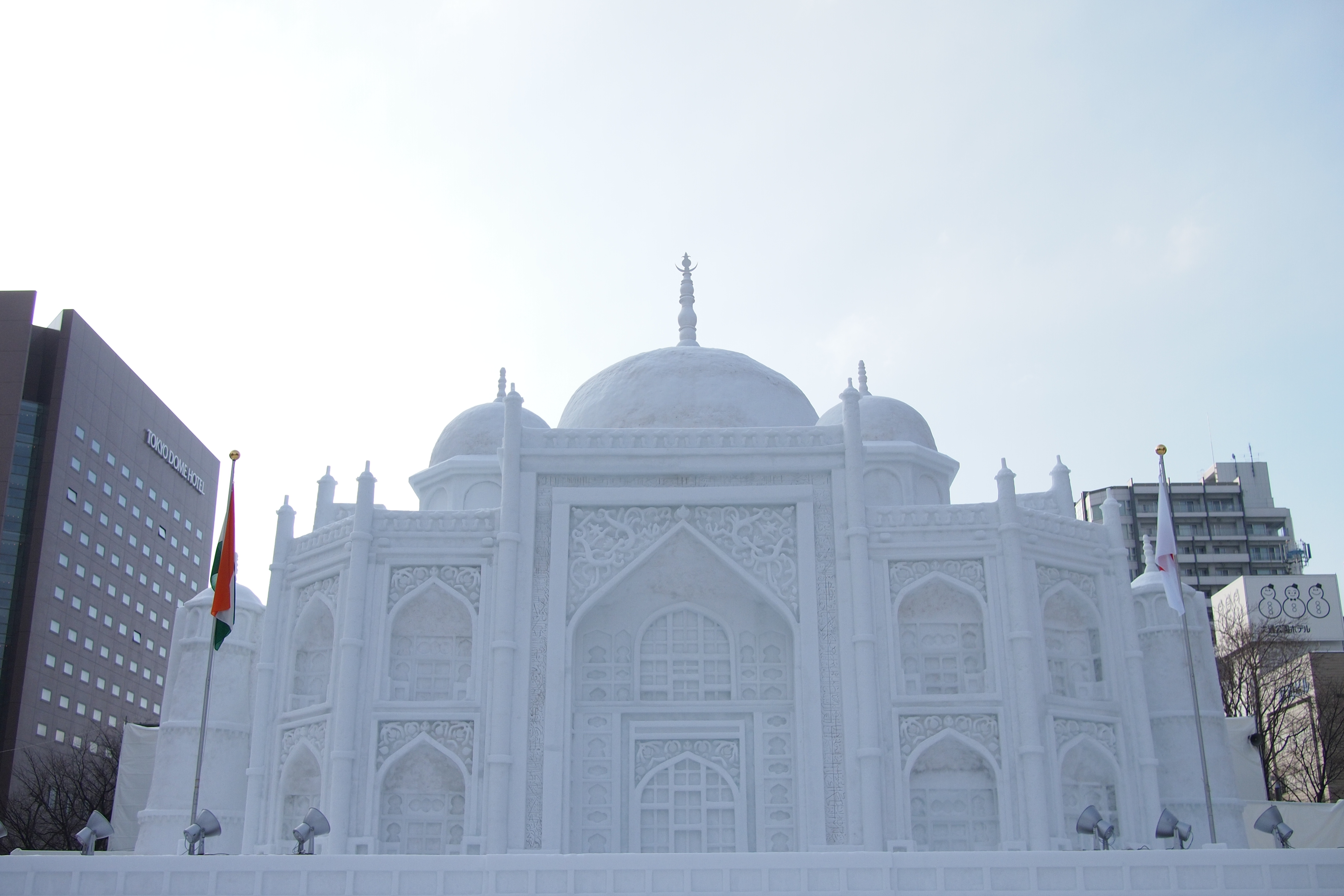<b>インド「タージ・マハル」。高さは18mあるそうな。日本とインドの旗が掲げられていた。E-P3 / LUMIX G 20mm F1.7 / 4,032×2,688 / F3.2 / 1/2500秒 / 1.3EV / WB:晴天 / 20mm</b>