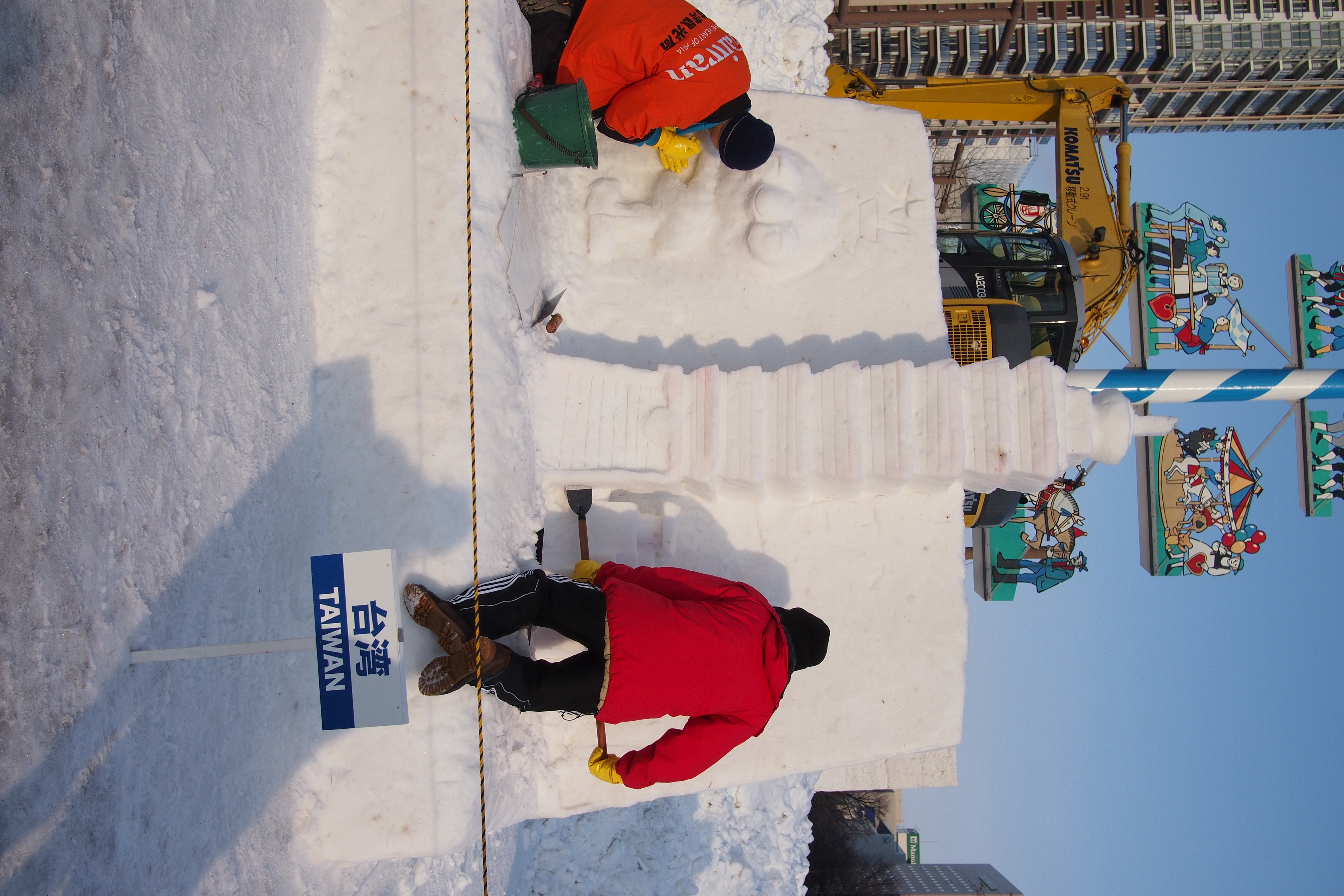 <b>台湾チームの「Taipei 101」。後ろに壁を付けるのは、気温が上がって雪がゆるんでも崩れたりしないようにという工夫らしい。E-P3 / LUMIX G 20mm F1.7 / 4,032×2,688 / F4 / 1/2500秒 / 0.7EV / WB:晴天 / 20mm</b>