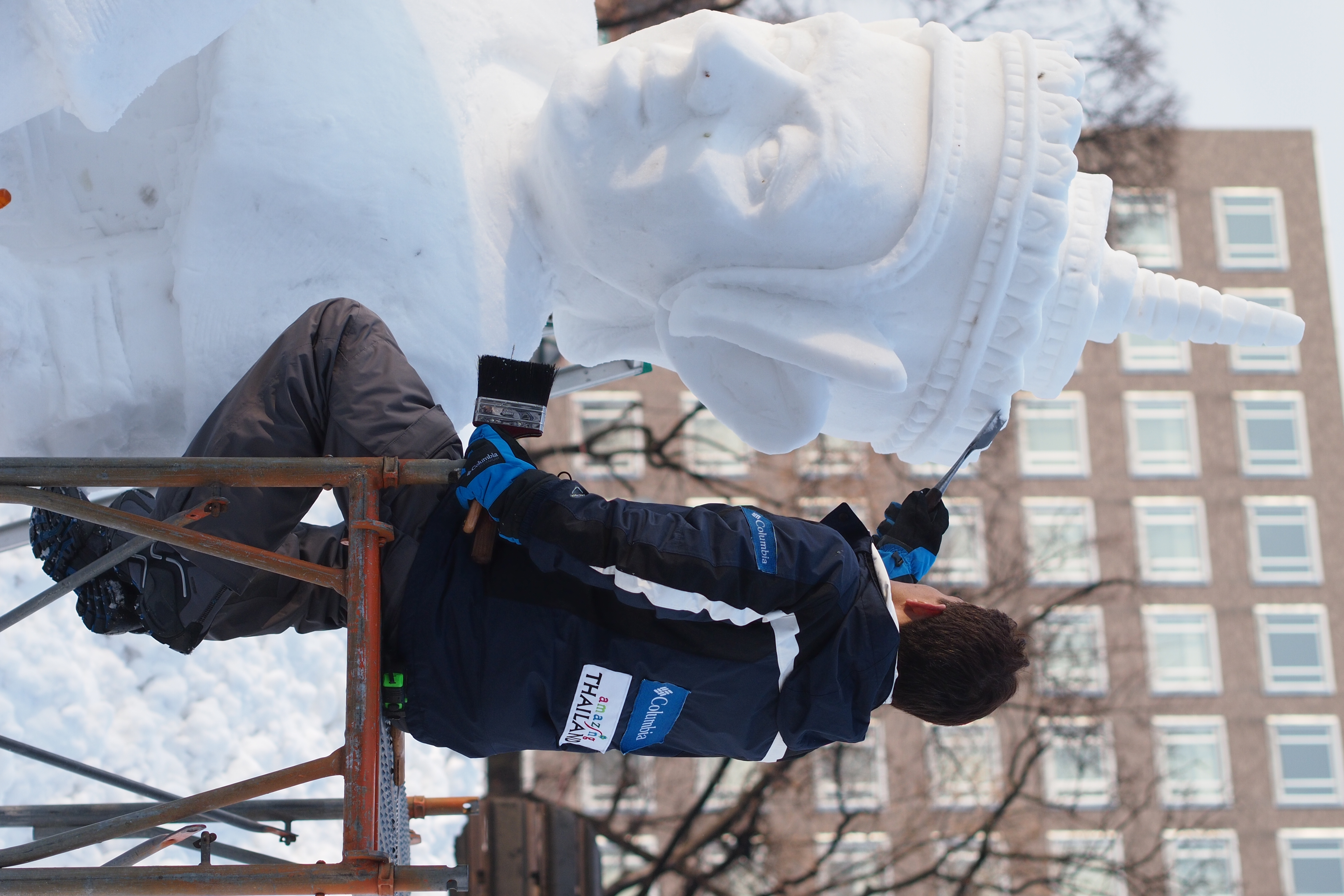 <b>タイチームの「Manohra / マノーラ」。雪像ができあがっていく過程を間近から見られるのもおもしろい体験。E-P3 / M. ZUIKO DIGITAL 45mm F1.8 / 4,032×2,688 / F2.8 / 1/1250秒 / 0.7EV / WB:晴天 / 45mm</b>