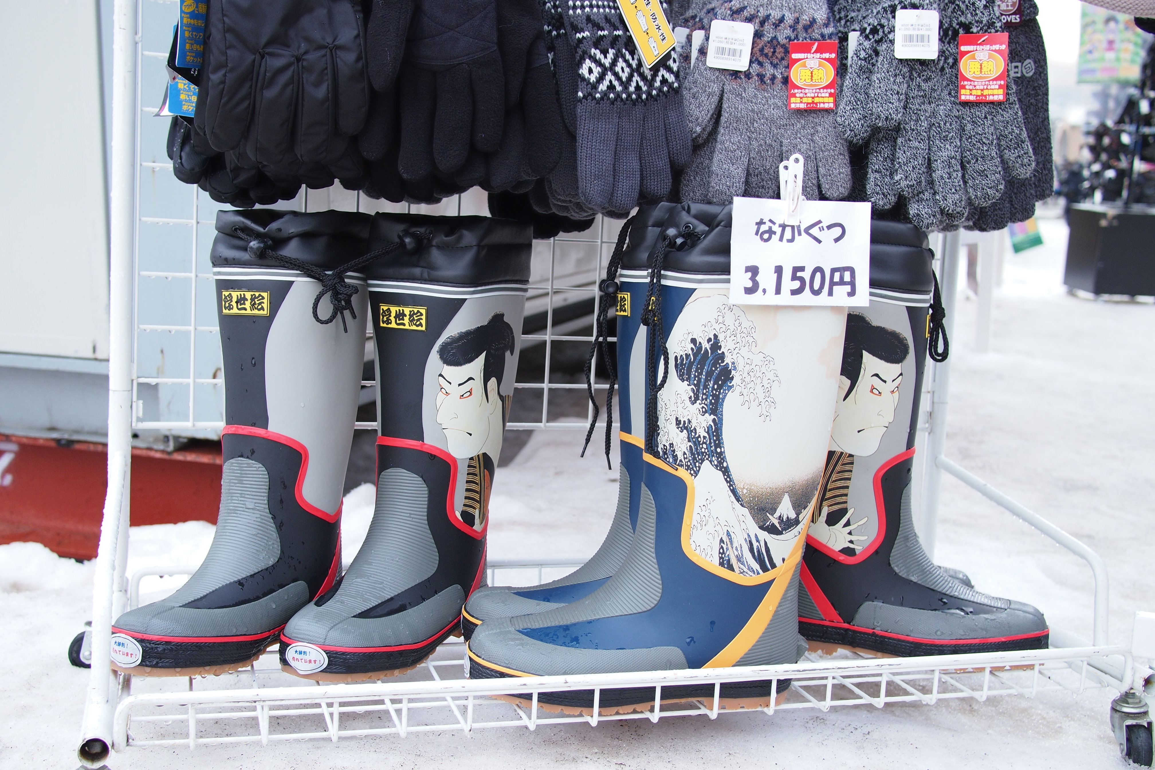 <b>いろんなお店が出てるのを眺めるのも楽しい。みんな素通りしてたけど、この長靴はまじで欲しいと思った品。E-P3 / LUMIX G 20mm F1.7 / 4,032×2,688 / F3.2 / 1/200秒 / 0.7EV / WB:晴天 / 20mm</b>