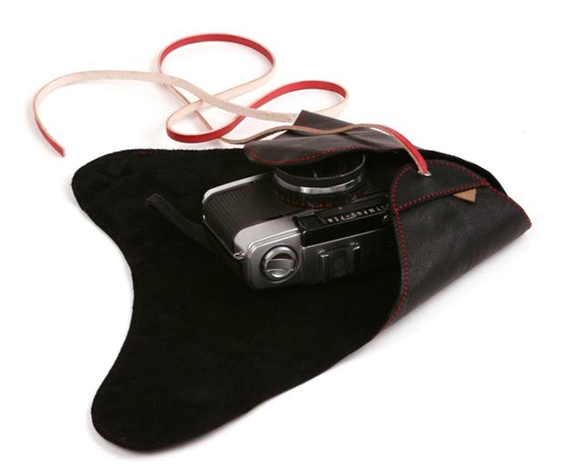 <b>革紐が付く</b>