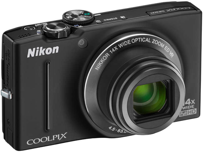 <b>COOLS8200。14倍ズームレンズ、1,210万画素裏面照射型CMOSセンサー、3型液晶モニターなどを搭載。発売時期は2011年9月。実勢価格は1万6,600円前後</b>