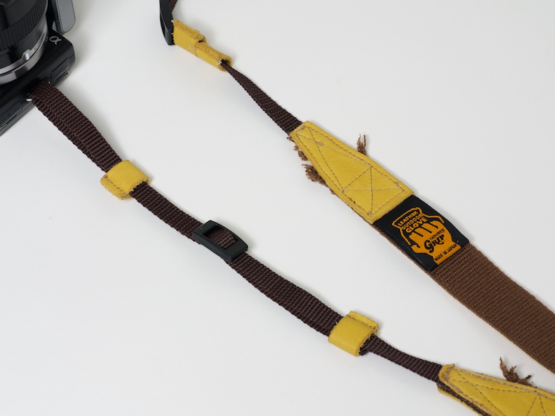 <b>革製の付属リングを2つ使った状態。余ったテープを留めるのに使える</b>