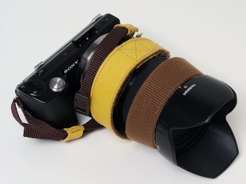 <b>しなやかなので、バッグへの収納時はカメラボディやレンズに巻き付けておける</b>