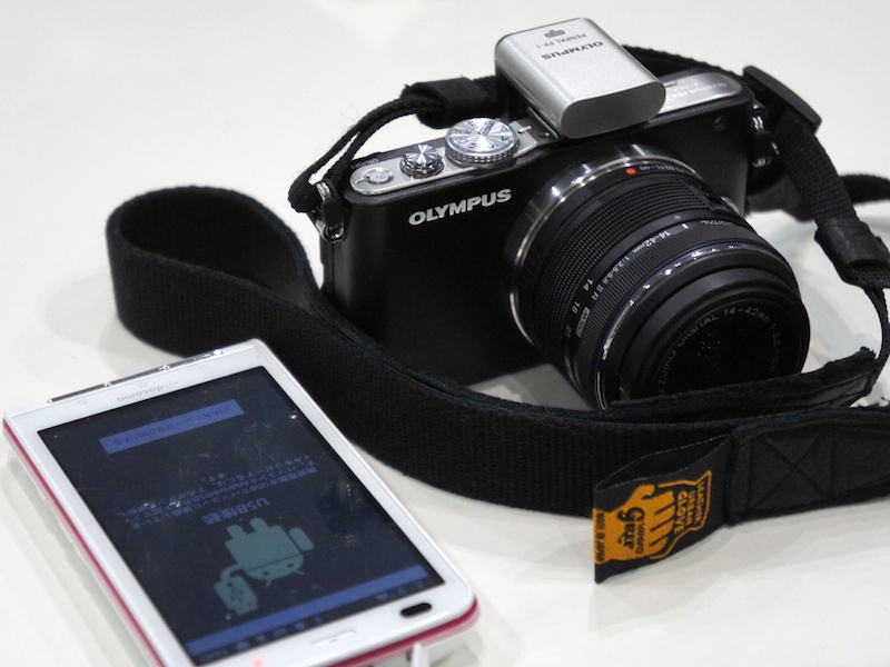 <b>使用した機材。右がPENPALを装着したE-PL3。左がAndroid端末のP-07C</b>