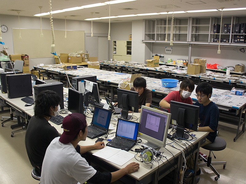 <b>工学院大学（東京・新宿）での写真修復作業の様子（昨年秋に小山安博氏が取材）</b>