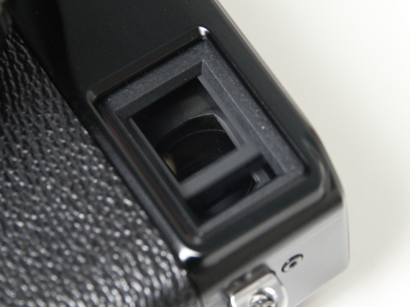 <b>EVF/OVF切り替えレバーを2秒ほど引いていると、内部のレンズが動いてファインダー倍率が変わる</b>