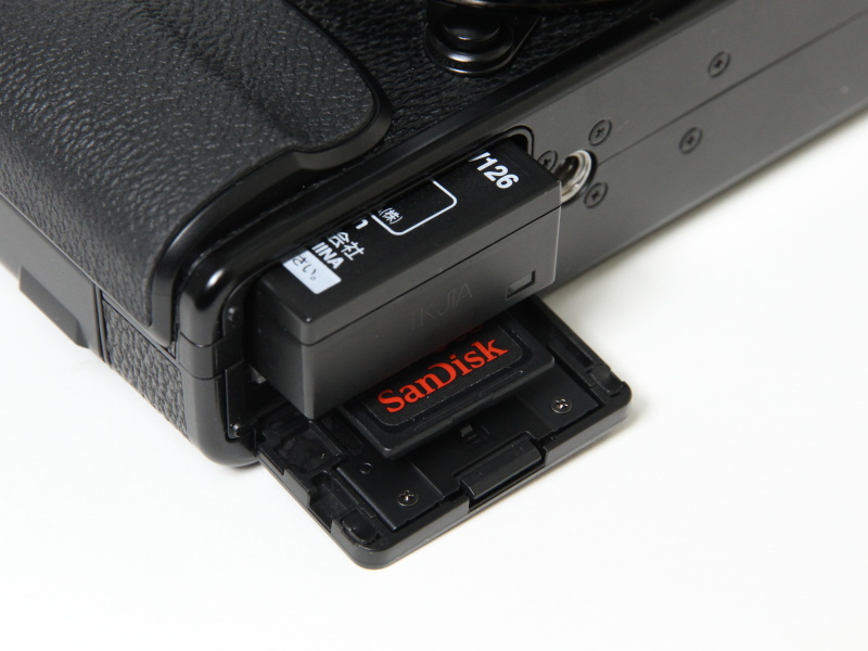 <b>記録メディア、バッテリー室</b>