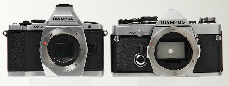 <b>左がE-M5。右はOM-2N</b>