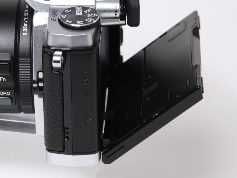 <b>E-P3に続くタッチ式の有機ELモニター。上約80度、下約50度のバリアングル式を採用する</b>