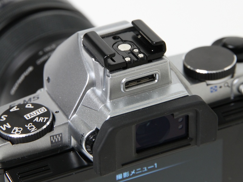 <b>ホットシューとAP2（アクセサリーポート2）</b>