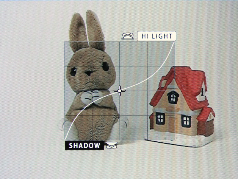 <b>ハイライト・シャドーコントロールを実行中の画面。ダイヤルでトーンカーブを操作できる</b>