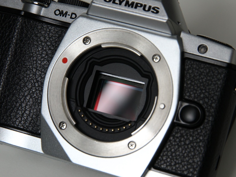 <b>撮像素子の有効画素数は、オリンパス最多の1,605万。センサーシフト式の手ぶれ補正も5軸対応タイプに強化されている</b>