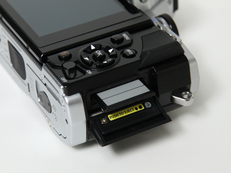 <b>メモリーカードはSDXC/SDHC/SDメモリーカードに対応</b>