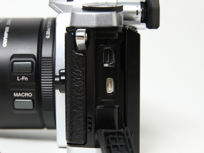 <b>上からUSB/AV端子、HDMI出力</b>