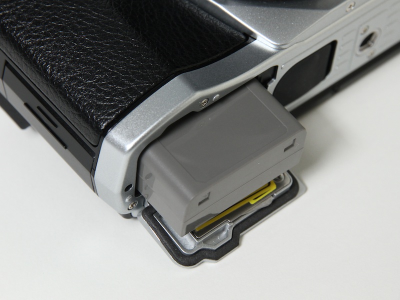 <b>バッテリーは新型のBLN-1を使用</b>