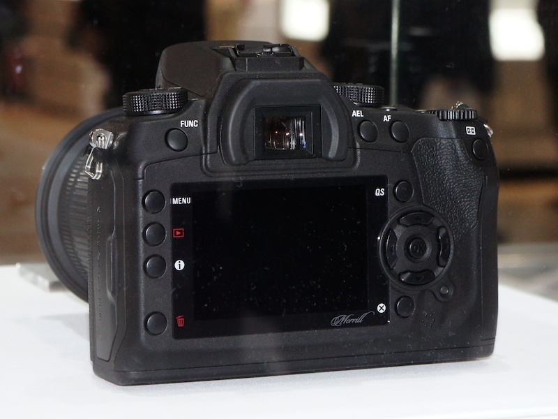 <b>液晶モニター下部に「Merrill」のロゴが入っている（CP+2012シグマブースで撮影）</b>