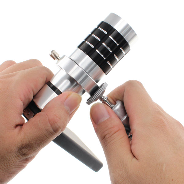 <b>レンズ下部に付属の三脚を取り付けられる</b>