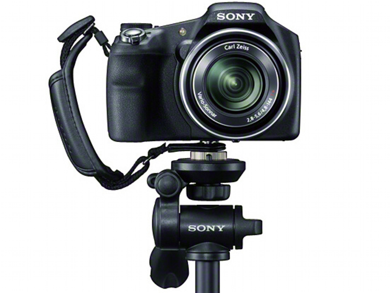 <b>ハンドストラップは三脚取り付けに対応</b>