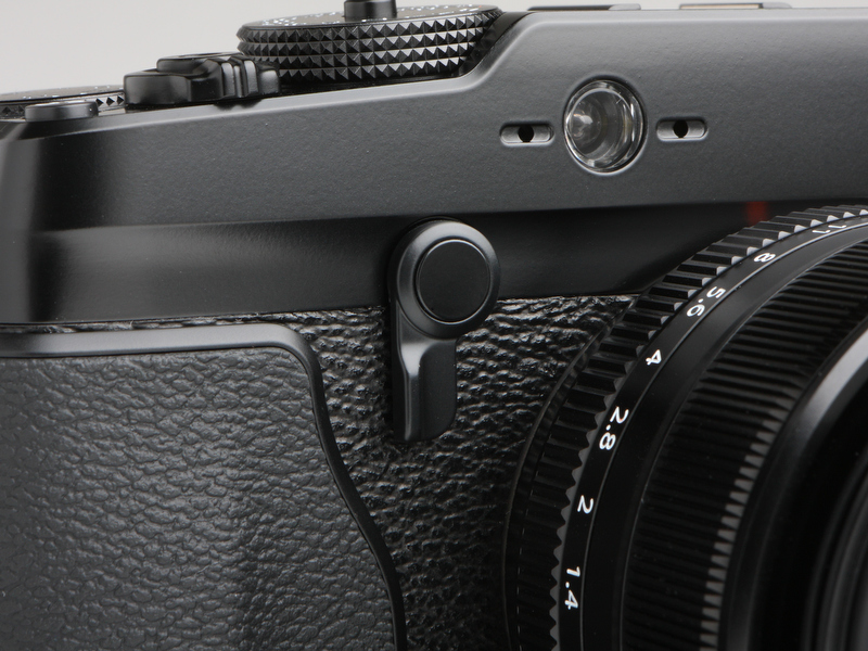 <b>OVF/EVF切り換えレバーは下向きとなった。正直にいえば、ちょっと操作しづらい。レバー自体はスマートな形状に変更されており、ボディとのデザイン的なバランスはよい</b>