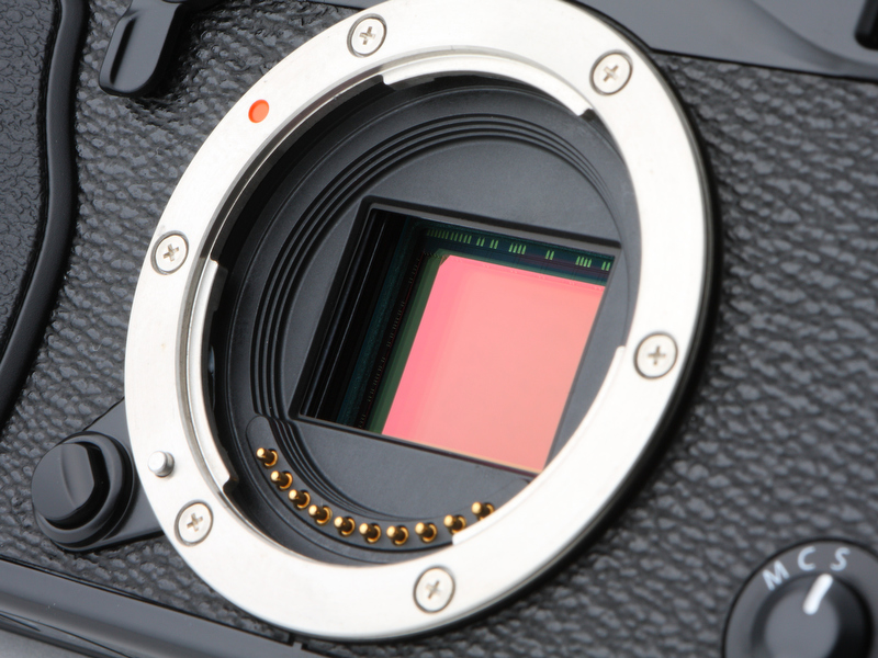 <b>撮像素子はAPS-Cサイズ1,630万画素X-Trans CMOSセンサーを搭載。カラーフィルターをこれまでのベイヤー配列とは異なるものとし、ローパスフィルターなしでもモアレや偽色の発生を抑えることに成功している</b>