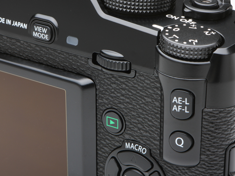 <b>せっかく一等地にありながら、そのよさを活かしきれないコマンドダイヤル。パナソニックLUMIX DMC-GX1の“クルポン”ボタンのようにプッシュボタン機能も備えている</b>