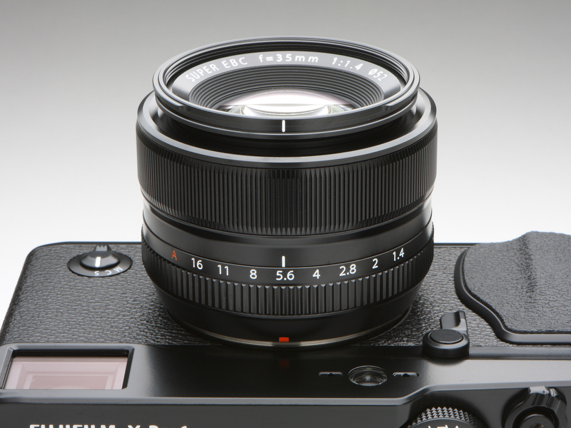 <b>フルサイズ判換算で約52mm相当の画角の得られるXF 35mm F1.4 R。フォーカスリングのトルク感は、高品位なMFレンズのようで操作性も上々だ。絞りは1/3段ステップで設定できる</b>