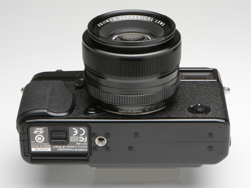 <b>三脚ネジ穴は光軸から離れた位置に備わる。光軸上にネジ穴があったほうが、自由雲台などにカメラをセットしたとき、アングルが決めやすいうえに、雲台への取り付け取り外しもしやすいのだが</b>