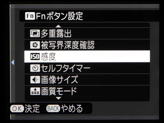 <b>カメラ上部、シャッターボタン横にあるFnボタンにはISO感度や画像サイズ、動画など14の機能のなかから好みの設定を割り当てることができる。</b>