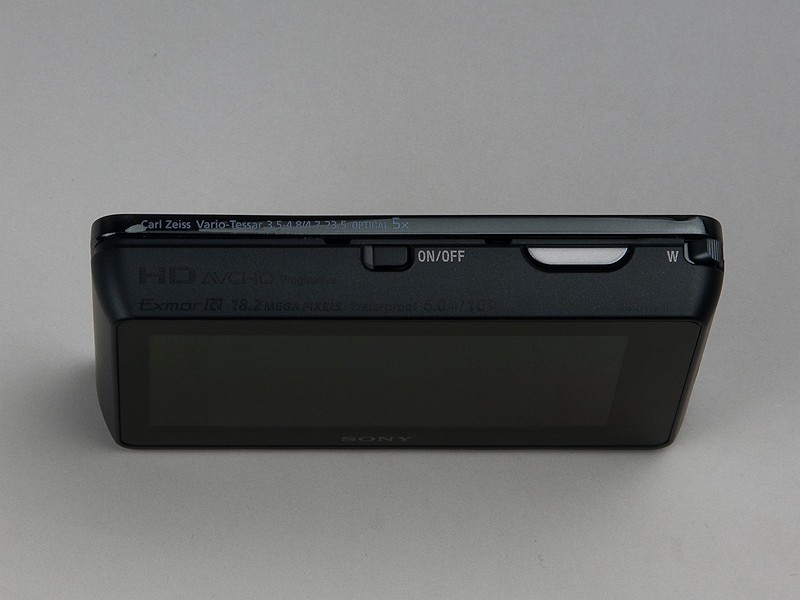 <b>本体上部には電源ボタンとシャッターボタン</b>