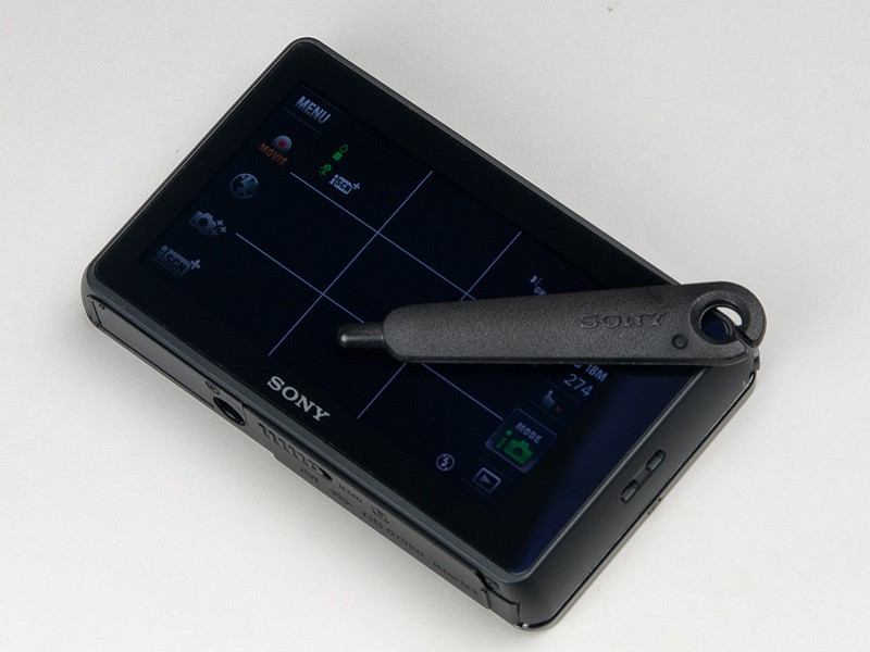 <b>指で操作する以外には、付属のペイントペンでも操作が可能。静電容量式なので、指以外の爪や普通のペン先などでは操作できない。ペイントペンは、ほかのスマートフォンなどの静電容量式のディスプレイでは操作できないが、DSC-TX300Vでは指と同じように操作できるようだ</b>