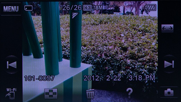 <b>再生画面左下にある「Wi-Fi」のアイコンがスマートフォン転送アイコン。これをタッチすると、転送する画像を選ぶ画面になる</b>