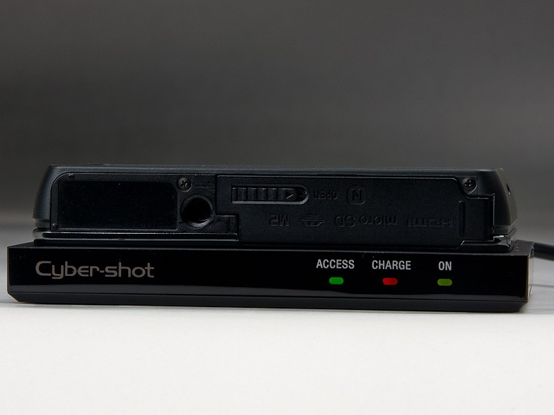 <b>置くだけで充電とPC接続ができるのは快適のひとこと。ちなみに、USBホスト機能を備えたAndroidタブレットに接続してみたところ、画像の転送、充電が可能だった</b>