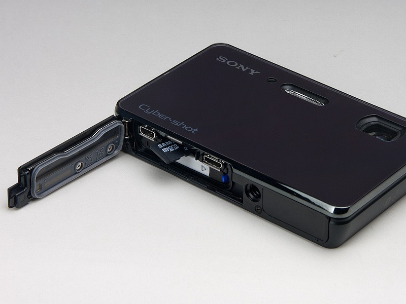 <b>記録メディアはさらに小型化。これだけ小さいので、なくしやすいのが難点だ</b>