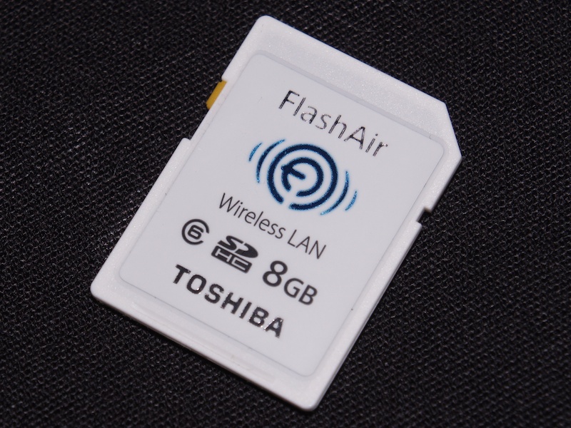 <b>FlashAir。価格はオープンプライス。店頭予想価格は6,000円台半ば～後半の見込み（2012 International CESのSDアソシエーションブースで撮影）</b>