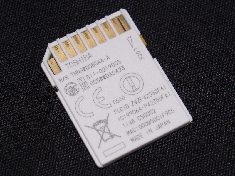 <b>FlashAir。価格はオープンプライス。店頭予想価格は6,000円台半ば～後半の見込み（2012 International CESのSDアソシエーションブースで撮影）</b>