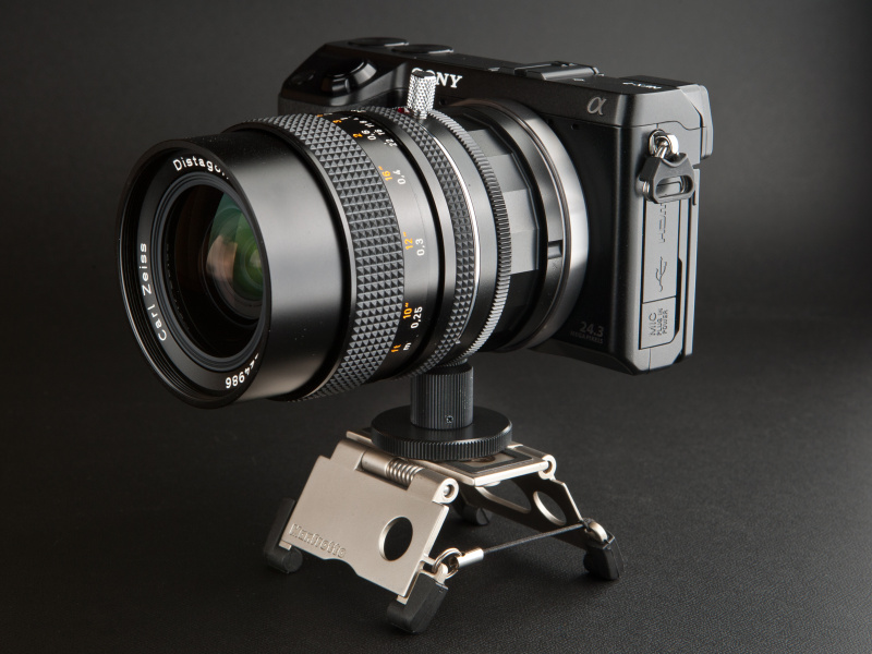 <b>マウントアダプターに三脚座を付けると、鏡胴の大きなレンズでも三脚に装着できる</b>