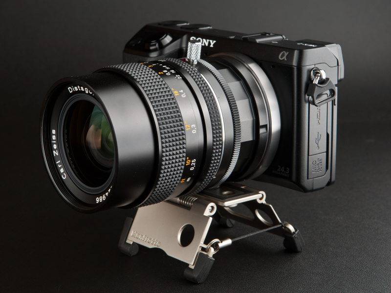 <b>アダプター底部にも三脚用メスネジがあり、直接三脚に取り付けることが可能だ</b>