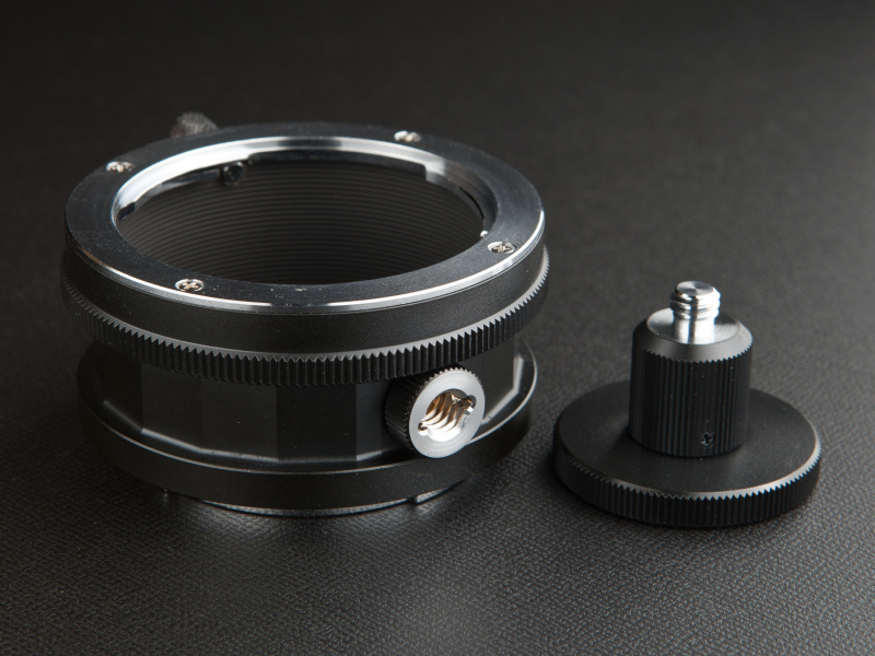 <b>三脚穴付きのヤシコンアダプター（ブラック）は1万6,000円。オプションの三脚座は5,000円だ</b>