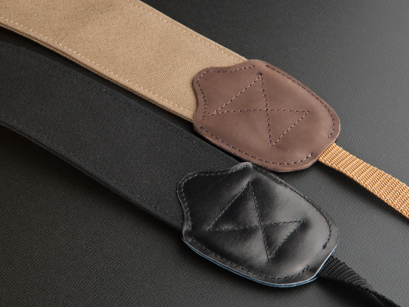 <b>肩当ての両端はレザーを縫い合わせている。また、テープをまとめるループもレザー製だ</b>