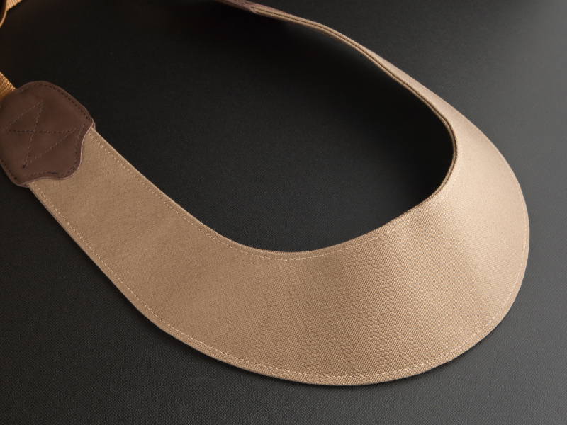 <b>肩当てはゆるやかなカーブを描き、首からカメラを提げたときに落ち着きがよい</b>